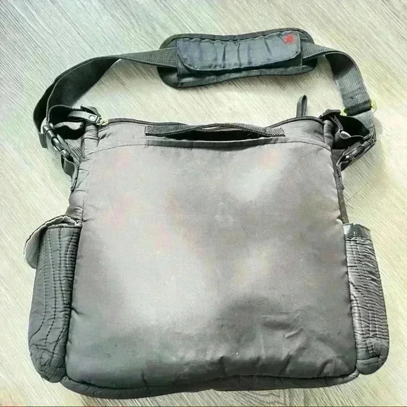 SKIP HOP BLACK BAG  WITH DIAPER STATION MOMMY BAG - Picture 12 of 16